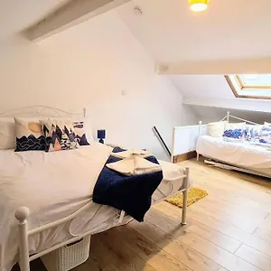 2 Bedroom Victorian Canal Side Terrace House. Holiday home