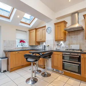 Sleeps 5 - 3 Bedrooms - Walk To The Square Hosted Happy Valley Cast Holiday home