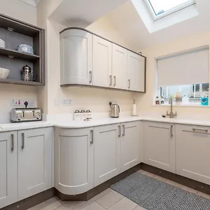 Sleeps 6 4 Bedrooms 2 Minute Walk To The Square Hosted Happy Valley Cast Holiday home